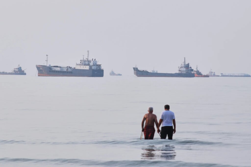 The U.S. and Iran pause attacks on each other for a 2nd day as Tehran talks with Oman over Hormuz