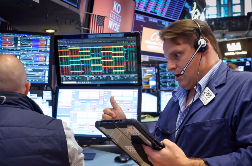  U.S. Stocks Edge Lower to Start Week; Chip Stocks Rebound