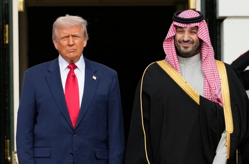 Trump backs off from new strikes on Iran, claiming Mideast allies have outlines of Hormuz deal