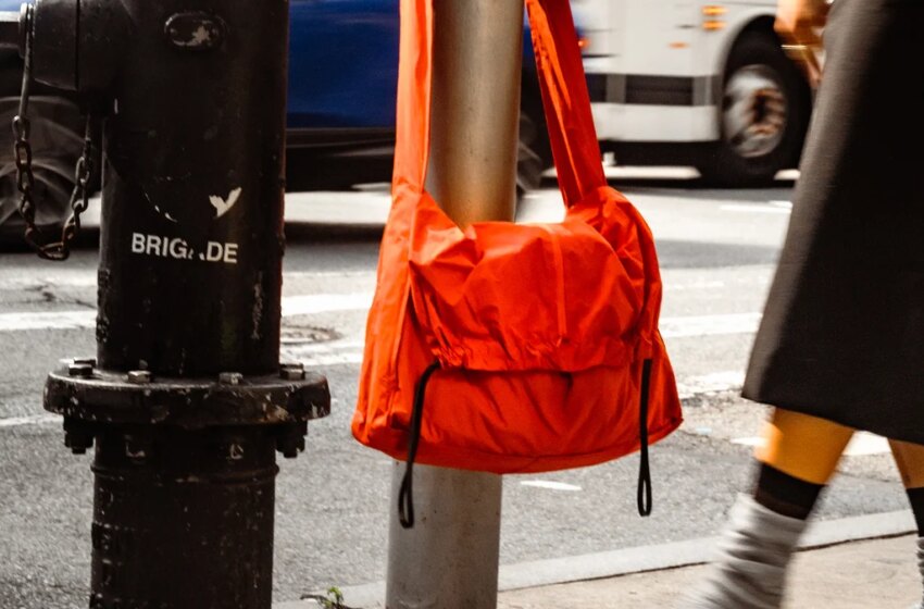 This tote bag turns into a life jacket just in case the subway floods